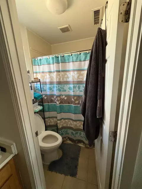 Bath - 2526 Roeding Rd, Ceres, CA 95307 photo 3 of 4