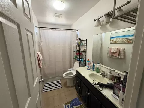 Bath - 2526 Roeding Rd, Ceres, CA 95307 photo 1 of 4