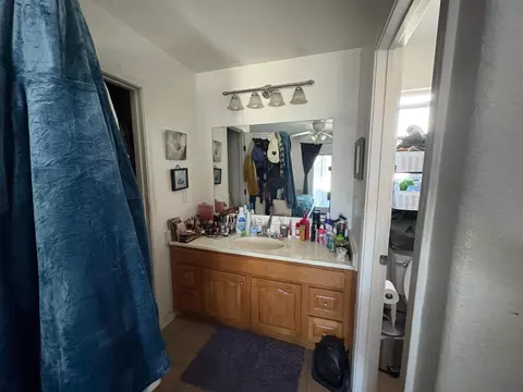 Bath - 2526 Roeding Rd, Ceres, CA 95307 photo 2 of 4