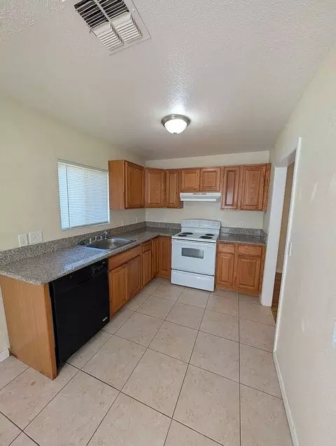 331 Spruce St, Turlock, CA 95380 photo 6
