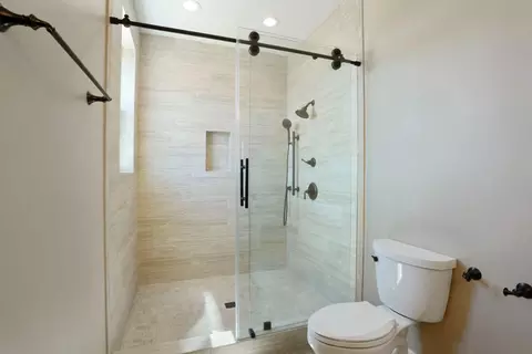 Bath - 18739 Clements Rd, Lodi, CA 95240 photo 3 of 5