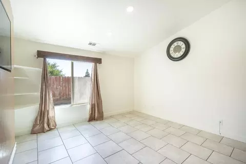 Living - 733 Roselawn Ave, Modesto, CA 95351 photo 4 of 5