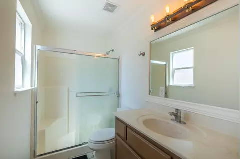 Bath - 733 Roselawn Ave, Modesto, CA 95351 photo 2 of 3