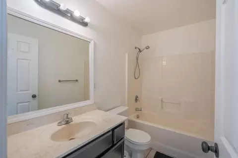 Bath - 733 Roselawn Ave, Modesto, CA 95351 photo 1 of 3