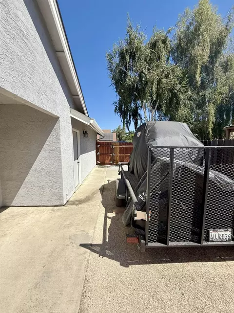 Exterior - 978 Swan Dr, Manteca, CA 95337 photo 9 of 10