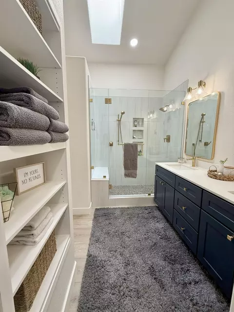 Bath - 978 Swan Dr, Manteca, CA 95337 photo 1 of 2