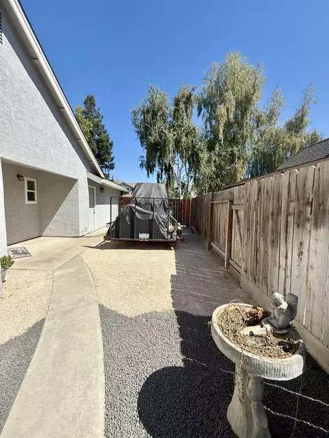 Exterior - 978 Swan Dr, Manteca, CA 95337 photo 8 of 10