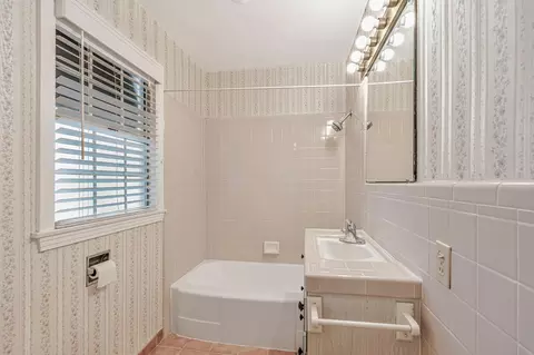 Bath - 1245 Sycamore Ave, Modesto, CA 95350 photo 1 of 3
