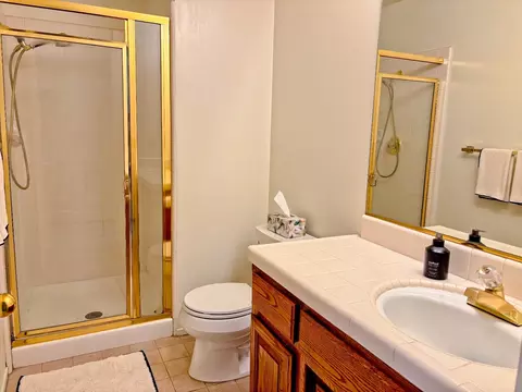 Bath - 2008 Lakeview Ct, Modesto, CA 95355 photo 1 of 4