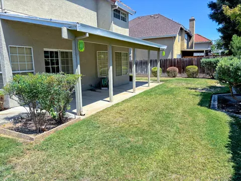 Exterior - 2008 Lakeview Ct, Modesto, CA 95355 photo 6 of 8