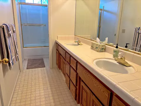 Bath - 2008 Lakeview Ct, Modesto, CA 95355 photo 4 of 4