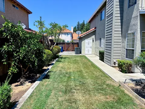 Exterior - 2008 Lakeview Ct, Modesto, CA 95355 photo 5 of 8