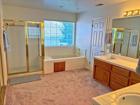 Bath - 2008 Lakeview Ct, Modesto, CA 95355 photo 2 of 4
