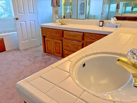Bath - 2008 Lakeview Ct, Modesto, CA 95355 photo 3 of 4