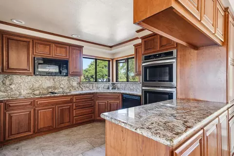 Kitchen - 17234 Oak Rd, Jackson, CA 95642 photo 3 of 6
