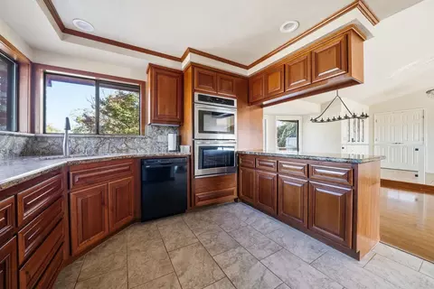 Kitchen - 17234 Oak Rd, Jackson, CA 95642 photo 5 of 6