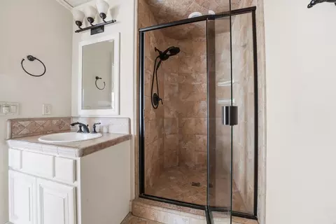 Bath - 17234 Oak Rd, Jackson, CA 95642 photo 2 of 6