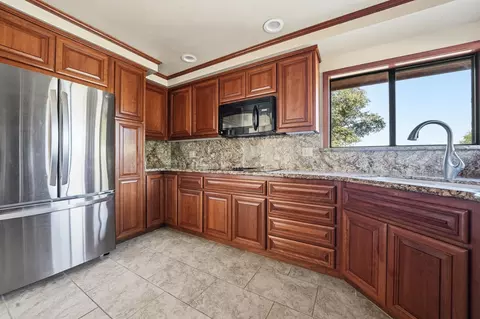 Kitchen - 17234 Oak Rd, Jackson, CA 95642 photo 1 of 6
