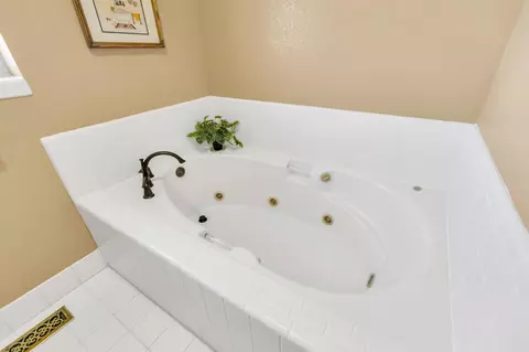 Bath - 3495 E Collier Rd, Acampo, CA 95220 photo 4 of 5