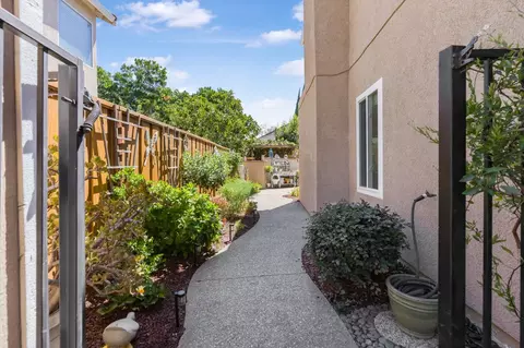 Exterior - 1402 Egret Dr, Tracy, CA 95376 photo 6 of 9