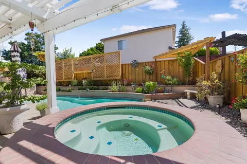 Exterior - 1402 Egret Dr, Tracy, CA 95376 photo 4 of 9