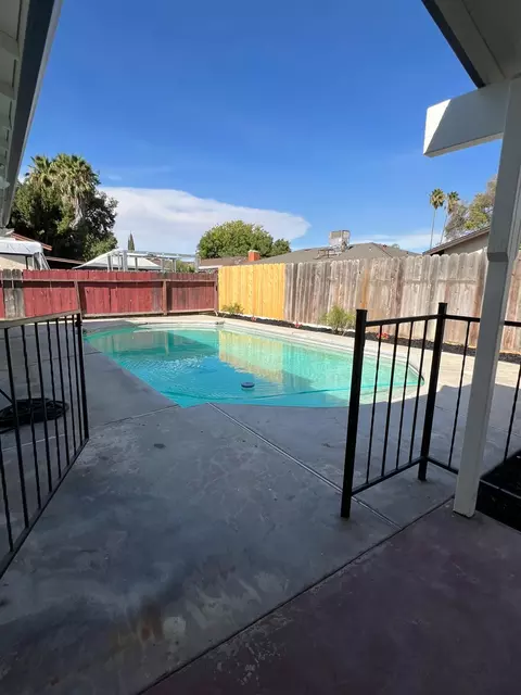 Exterior - 2816 10th St, Ceres, CA 95307 photo 2 of 8