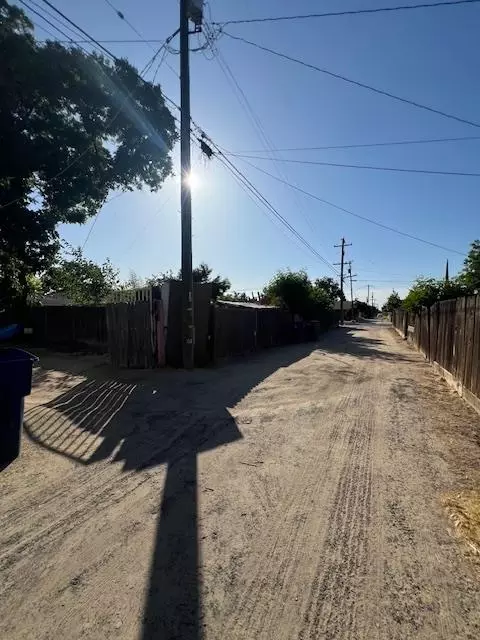 809 S B, Madera, CA 93638 photo 16