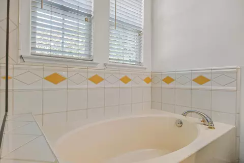 Bath - 2518 Peppercorn Ln, Tracy, CA 95377 photo 2 of 4