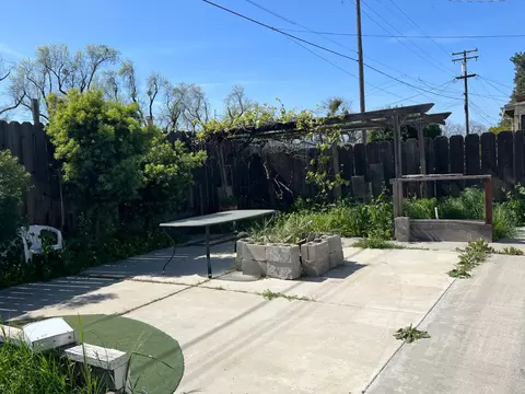 Exterior - 208 Tokay Ave, Modesto, CA 95350 photo 2 of 4