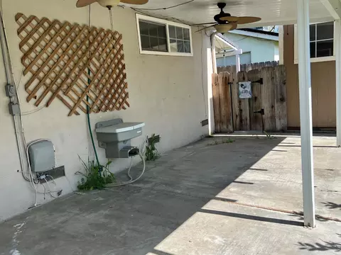 Exterior - 208 Tokay Ave, Modesto, CA 95350 photo 3 of 4