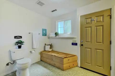 Bath - 24733 Clayton Rd, Grass Valley, CA 95949 photo 3 of 8