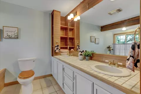 Bath - 24733 Clayton Rd, Grass Valley, CA 95949 photo 6 of 8