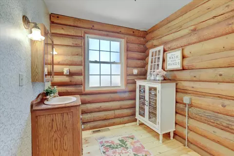 Bath - 24733 Clayton Rd, Grass Valley, CA 95949 photo 2 of 8