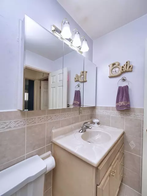 Bath - 28044 Thackeray Ave, Hayward, CA 94544 photo 2 of 2