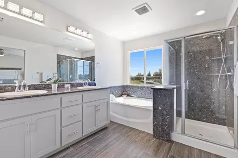 Bath - 3104 Landmark Cir, Modesto, CA 95356 photo 3 of 4