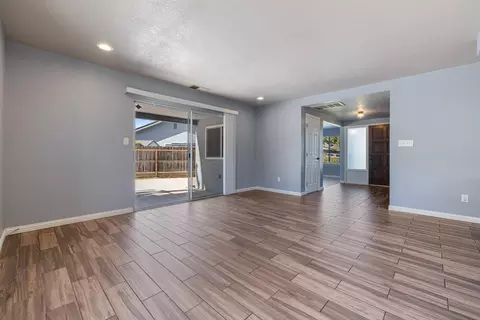 Living - 590 Kirkland Ct, Turlock, CA 95382 photo 5 of 6