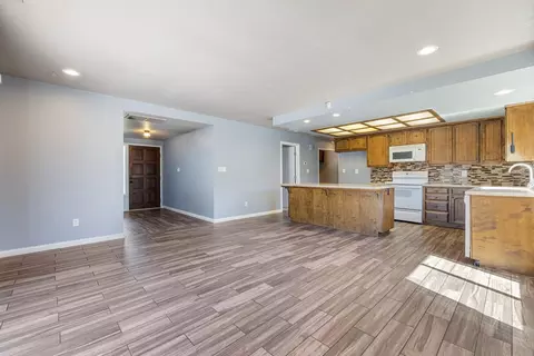 Living - 590 Kirkland Ct, Turlock, CA 95382 photo 6 of 6