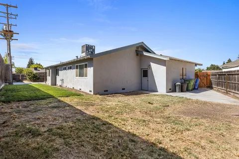 Exterior - 590 Kirkland Ct, Turlock, CA 95382 photo 7 of 9