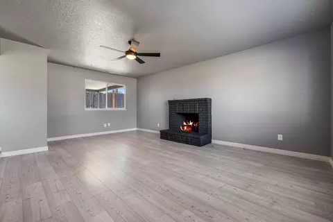 Living - 590 Kirkland Ct, Turlock, CA 95382 photo 2 of 6