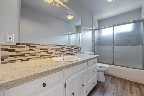 Bath - 590 Kirkland Ct, Turlock, CA 95382 photo 1 of 3