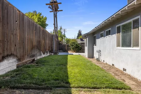 Exterior - 590 Kirkland Ct, Turlock, CA 95382 photo 8 of 9
