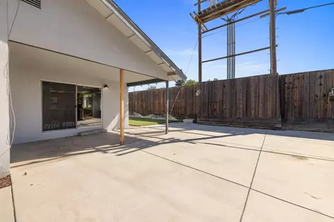 Exterior - 590 Kirkland Ct, Turlock, CA 95382 photo 5 of 9