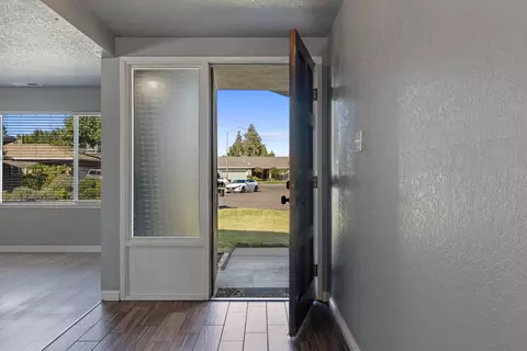 Entry Way - 590 Kirkland Ct, Turlock, CA 95382 photo 2 of 9
