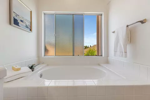 Bath - 1375 Eagle St, Tracy, CA 95376 photo 6 of 6