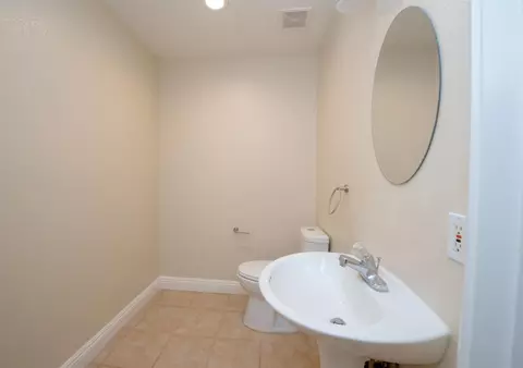 Bath - 628 Roadrunner Dr, Patterson, CA 95363 photo 2 of 3