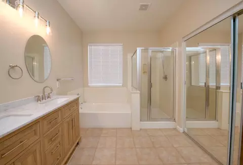 Bath - 628 Roadrunner Dr, Patterson, CA 95363 photo 1 of 3