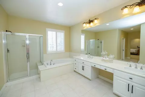 Bath - 4132 Mayfield Dr, Modesto, CA 95356 photo 4 of 8