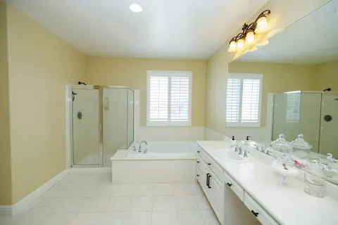 Bath - 4132 Mayfield Dr, Modesto, CA 95356 photo 5 of 8