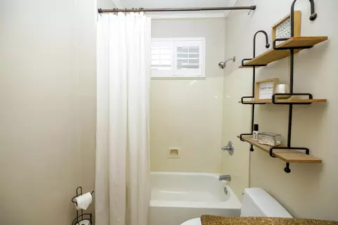 Bath - 4132 Mayfield Dr, Modesto, CA 95356 photo 2 of 8