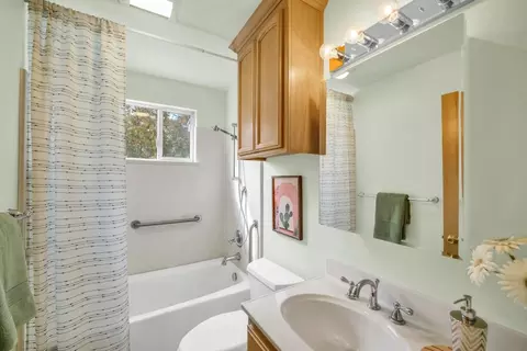 Bath - 756 Mulberry Ln, Davis, CA 95616 photo 5 of 5